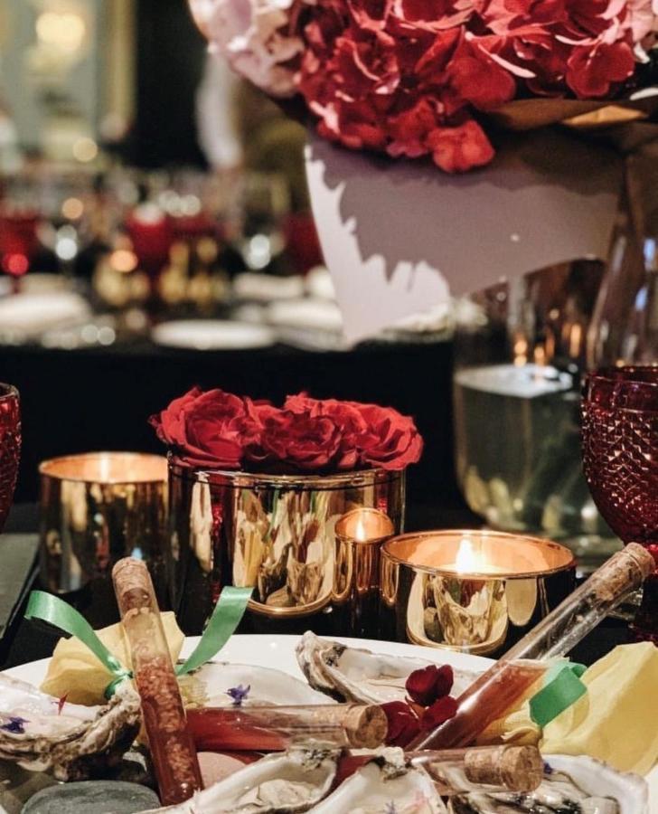 Narutis Hotel - Small Luxury Hotels Of The World VNO Dış mekan fotoğraf A table decorated for Christmas