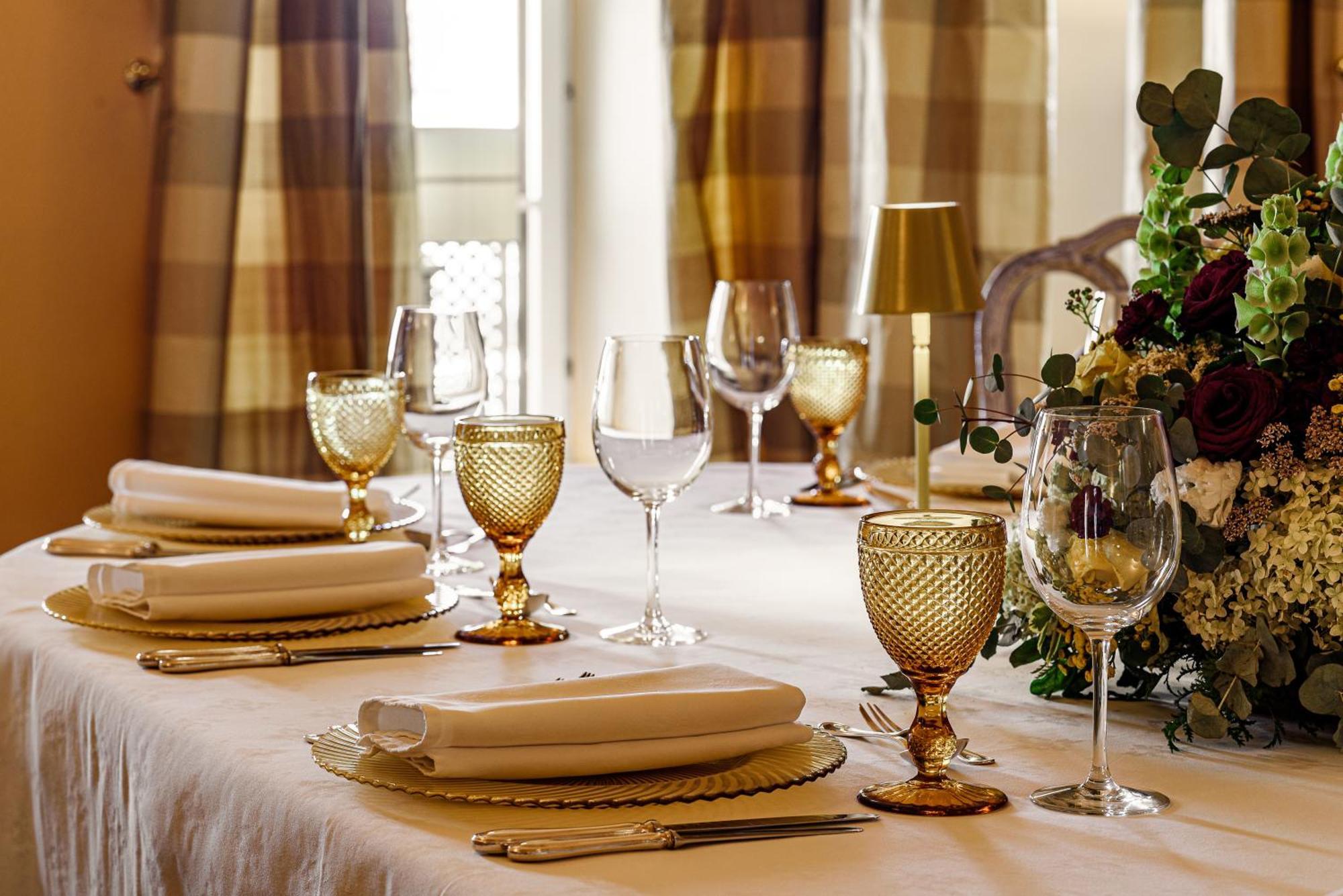 Narutis Hotel - Small Luxury Hotels Of The World VNO Dış mekan fotoğraf A table set for a formal dinner