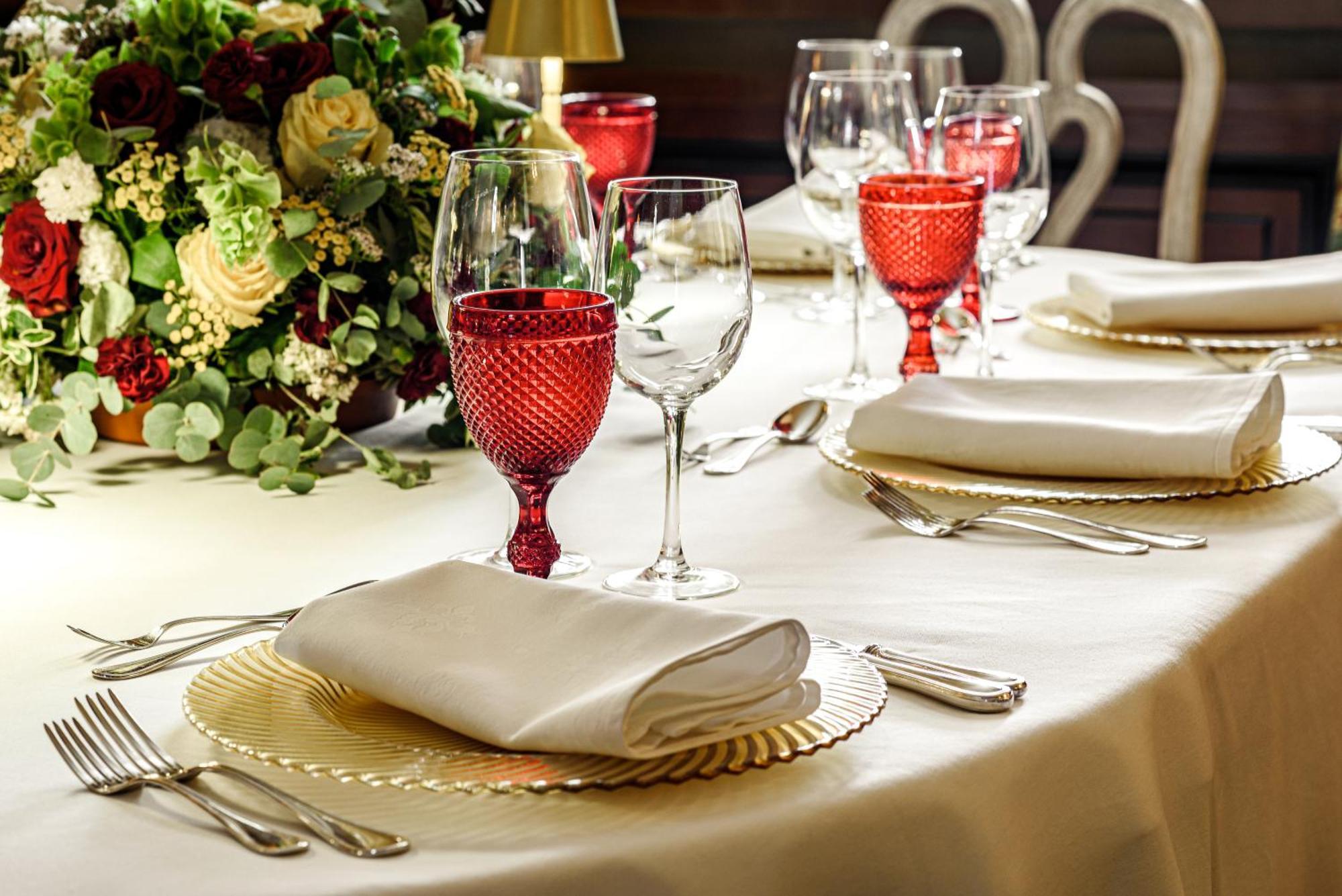 Narutis Hotel - Small Luxury Hotels Of The World VNO Dış mekan fotoğraf A table set for a formal dinner
