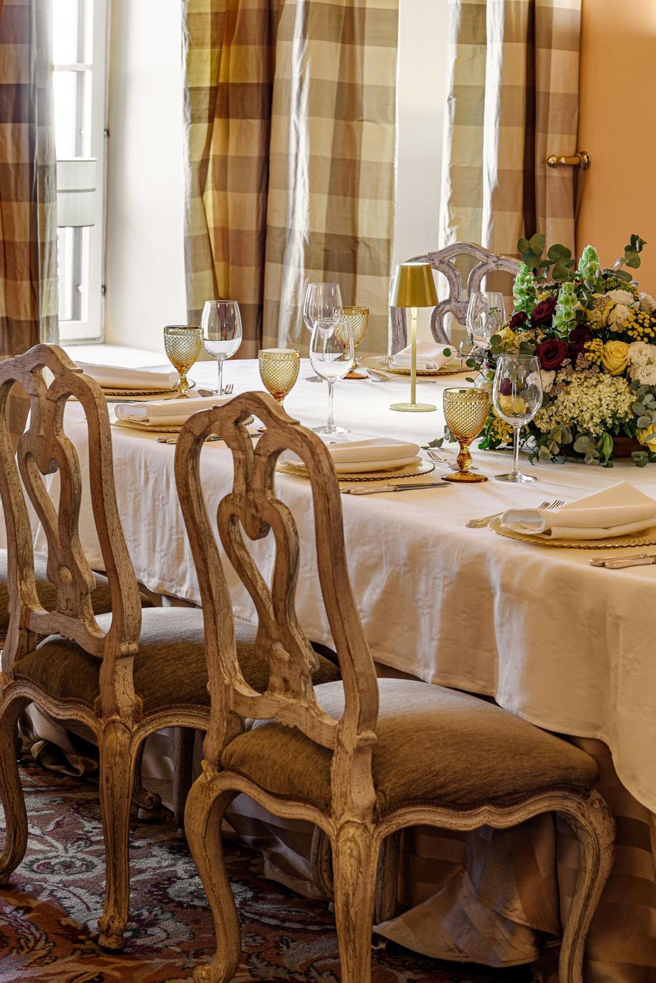 Narutis Hotel - Small Luxury Hotels Of The World VNO Dış mekan fotoğraf A table set for a formal dinner