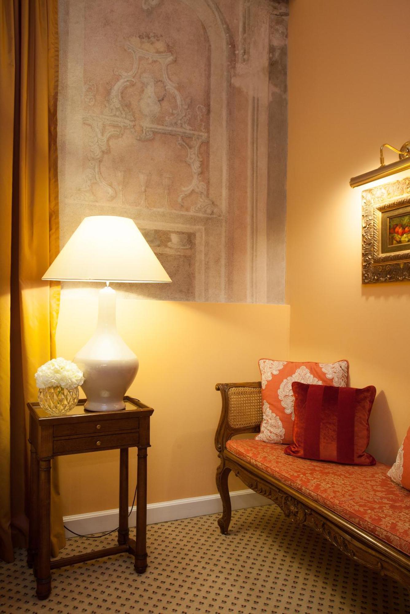 Narutis Hotel - Small Luxury Hotels Of The World VNO Oda fotoğraf A table lamp
