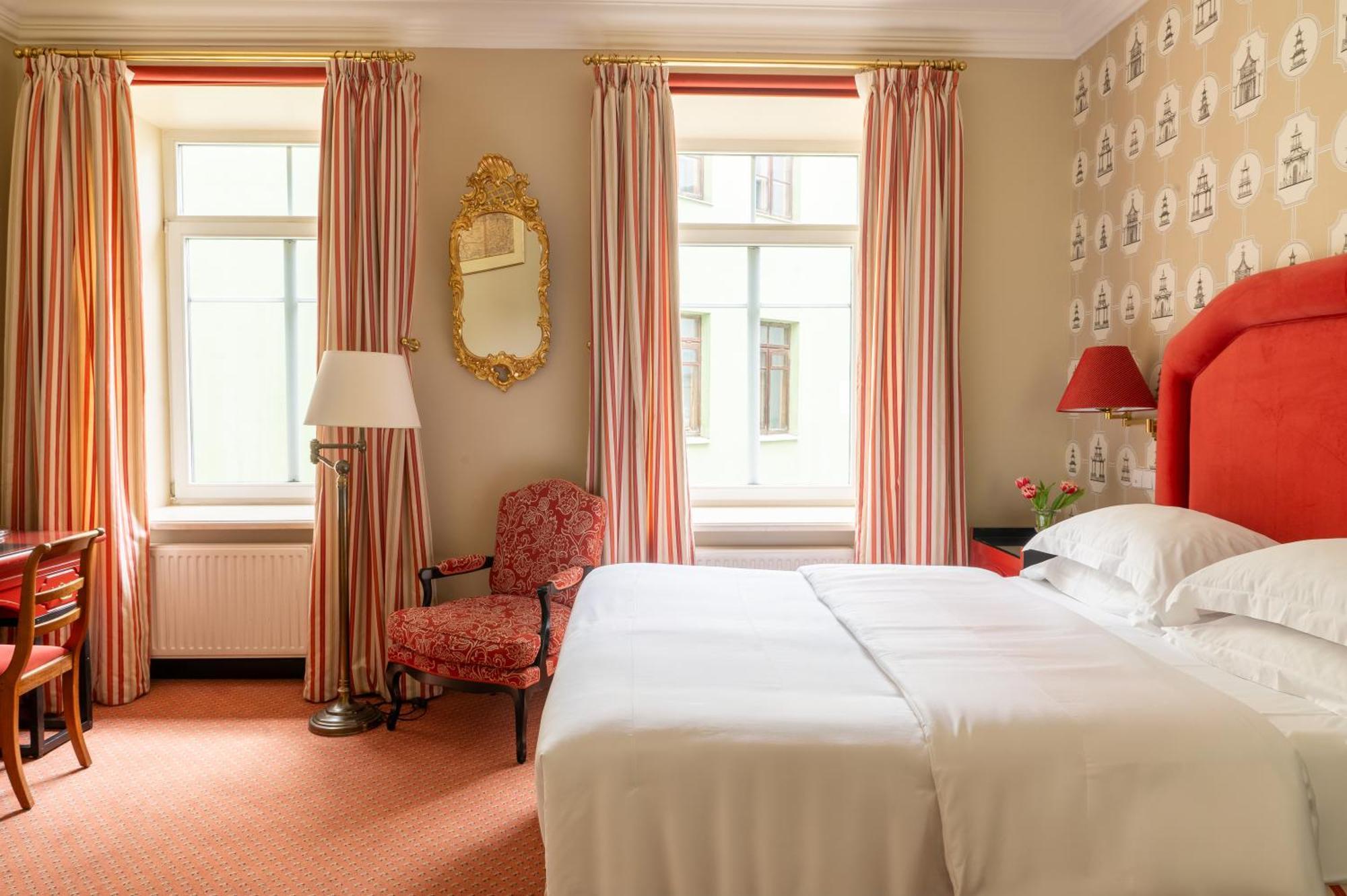 Narutis Hotel - Small Luxury Hotels Of The World VNO Dış mekan fotoğraf A room at Hotel Axelmannstein